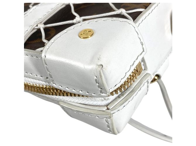 Louis Vuitton M80102 LV × NBA Soft Trunk Phone Box Crossbody Bag Castaño Blanco Monograma - vista 3