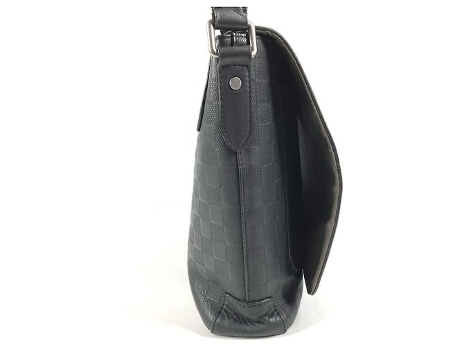 Borsa a tracolla Louis Vuitton Damier Infini District MM Nero - vista 4