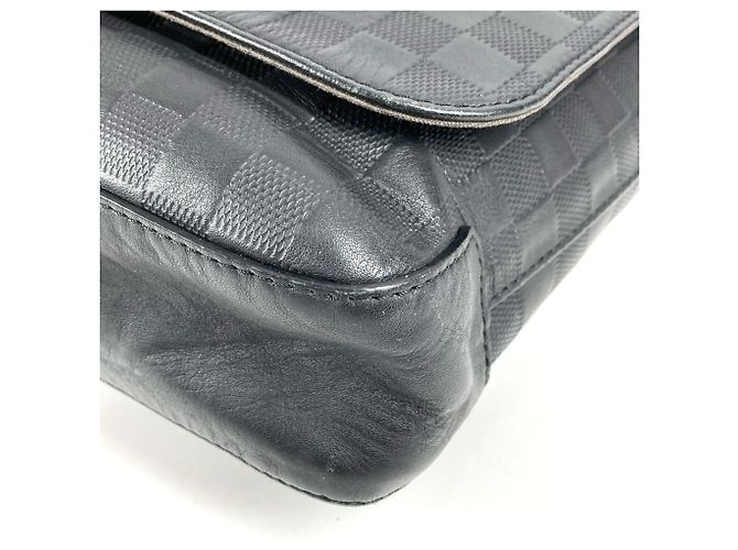 Borsa a tracolla Louis Vuitton Damier Infini District MM Nero - vista 6