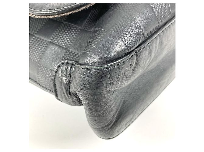 Borsa a tracolla Louis Vuitton Damier Infini District MM Nero - vista 7