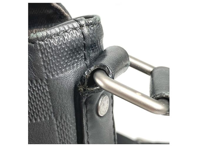 Borsa a tracolla Louis Vuitton Damier Infini District MM Nero - vista 8