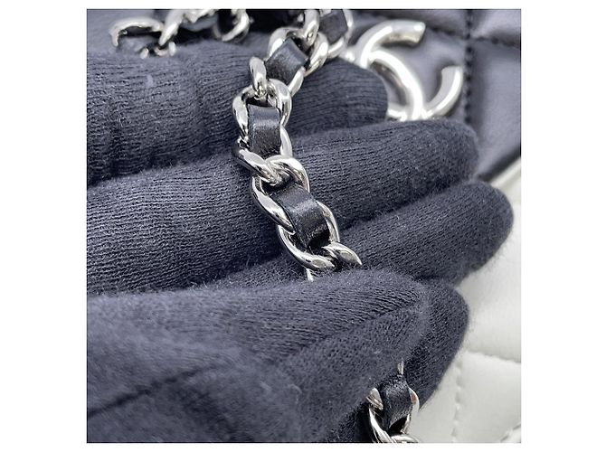 Portafoglio con catena Chanel in bianco e nero - vista 15