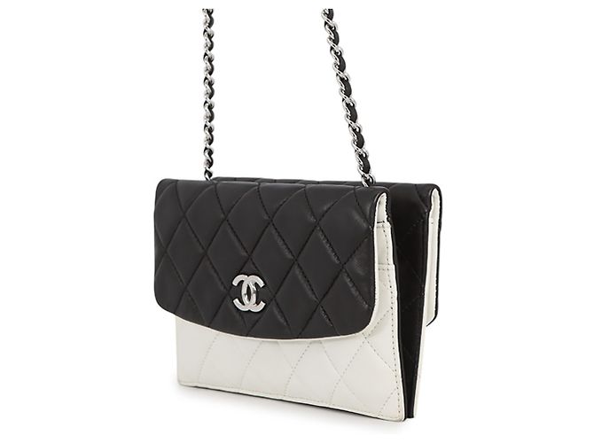 Portafoglio con catena Chanel in bianco e nero - vista 2