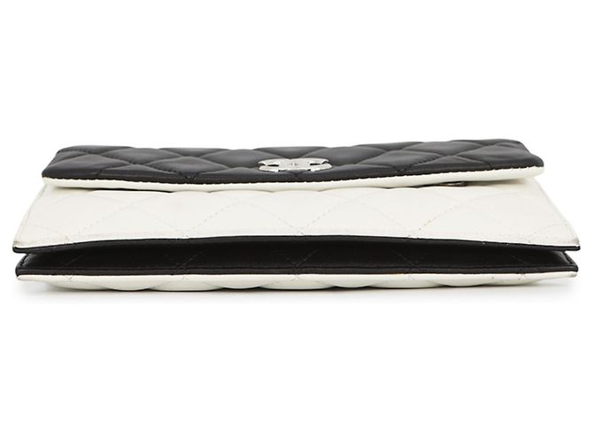 Portafoglio con catena Chanel in bianco e nero - vista 3
