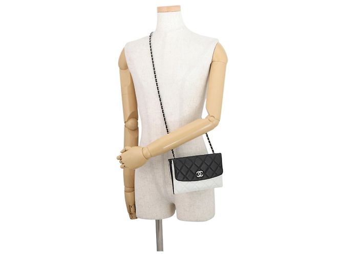 Portafoglio con catena Chanel in bianco e nero - vista 4