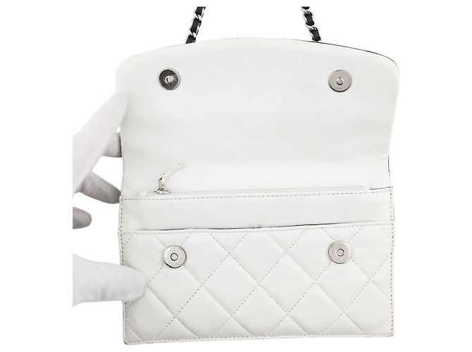 Portafoglio con catena Chanel in bianco e nero - vista 5