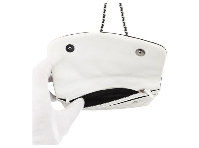 Portafoglio con catena Chanel in bianco e nero - vista 7