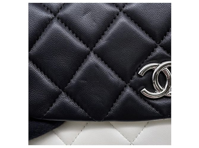 Portafoglio con catena Chanel in bianco e nero - vista 8