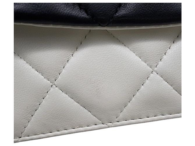 Portafoglio con catena Chanel in bianco e nero - vista 9
