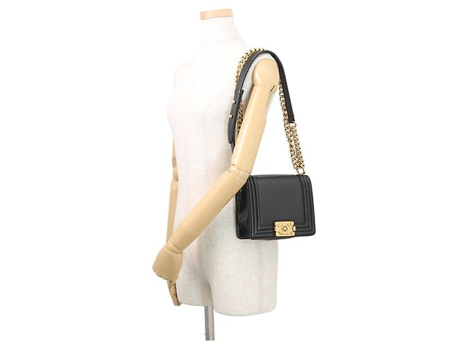 Borsa a tracolla Chanel Boy AS3018 in pelle nera Nero - vista 4
