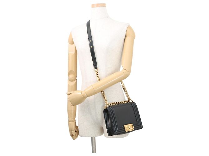 Borsa a tracolla Chanel Boy AS3018 in pelle nera Nero - vista 5