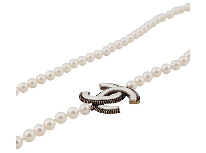 Colar Longo Chanel com Marca Coco e Pérolas Falsas Branco Dourado - vista 2