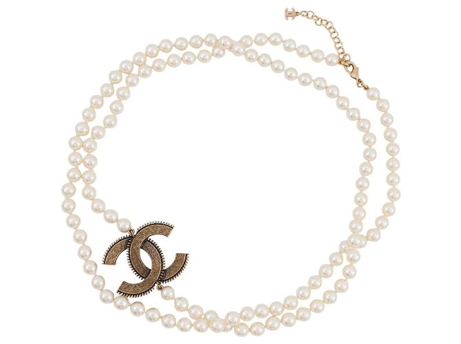 Colar Longo Chanel com Marca Coco e Pérolas Falsas Branco Dourado - vista 3