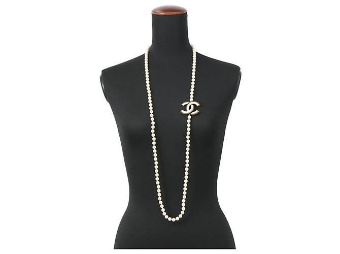 Colar Longo Chanel com Marca Coco e Pérolas Falsas Branco Dourado - vista 4