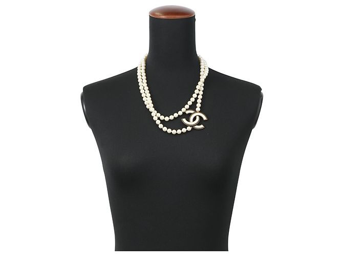 Colar Longo Chanel com Marca Coco e Pérolas Falsas Branco Dourado - vista 5