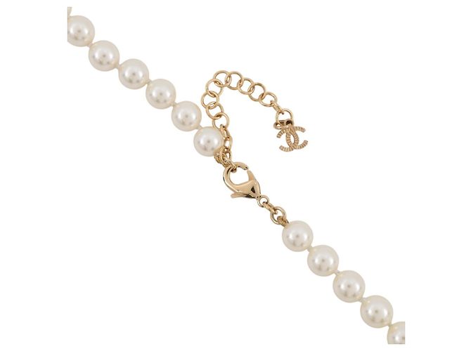 Colar Longo Chanel com Marca Coco e Pérolas Falsas Branco Dourado - vista 6