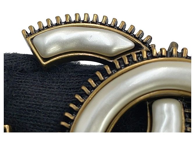 Colar Longo Chanel com Marca Coco e Pérolas Falsas Branco Dourado - vista 8