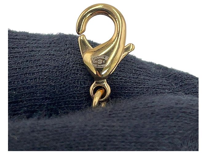 Colar Longo Chanel com Marca Coco e Pérolas Falsas Branco Dourado - vista 9