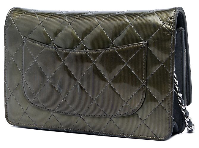 Wallet On Chain Portafoglio con catena Chanel Green CC trapuntato in vernice metallizzata striata - vista 2