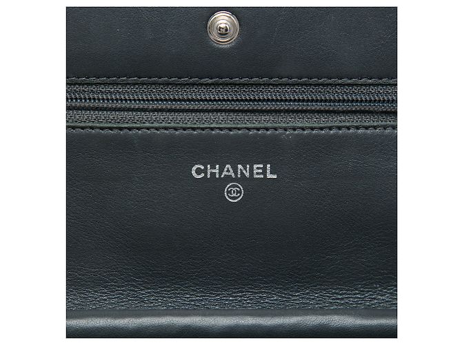 Wallet On Chain Portafoglio con catena Chanel Green CC trapuntato in vernice metallizzata striata - vista 5