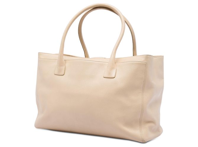 Borsa Tote Executive Cerf in pelle di vitello marrone Medium Chanel Beige - vista 2