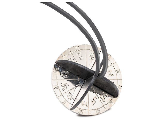 Colar com pingente Zodiac em couro preto e latão Hermès - vista 2