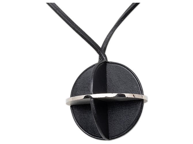Colar com pingente Zodiac em couro preto e latão Hermès - vista 3