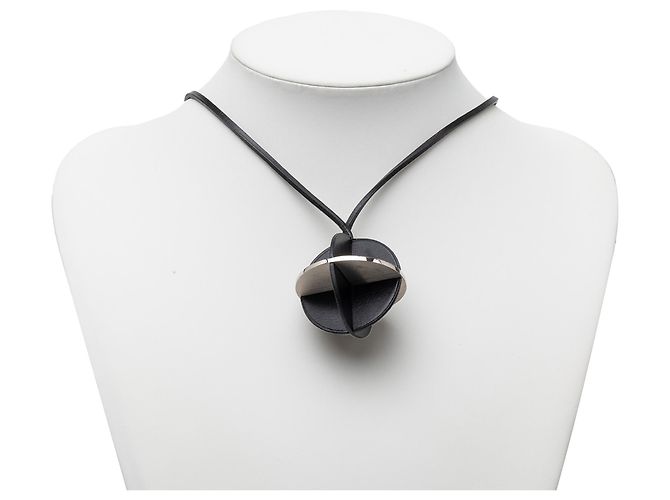 Colar com pingente Zodiac em couro preto e latão Hermès - vista 5