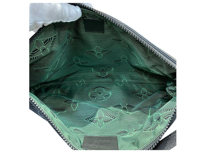 Clutch Reversibile Monogram A4 di Louis Vuitton Nero - vista 5