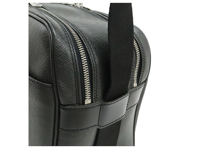 Borsa a Spalla Louis Vuitton Taiga Nero - vista 4
