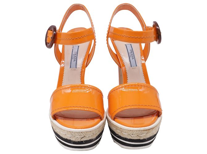 Sandali con platform Prada in vernice arancione - vista 2