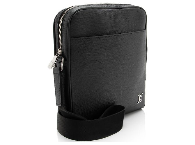 Messenger Alex BB in pelle Taiga Louis Vuitton Nero - vista 2