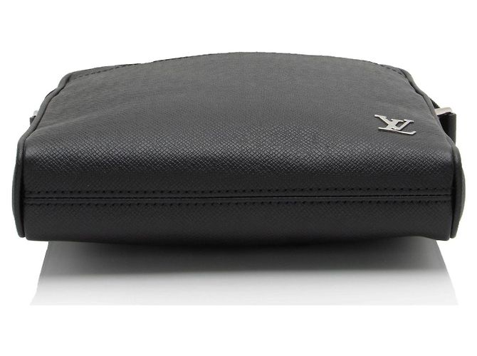 Messenger Alex BB in pelle Taiga Louis Vuitton Nero - vista 4
