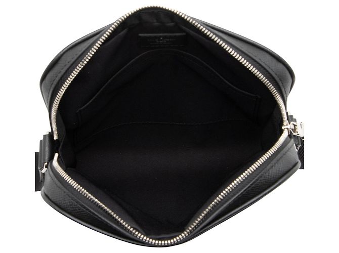 Messenger Alex BB in pelle Taiga Louis Vuitton Nero - vista 7