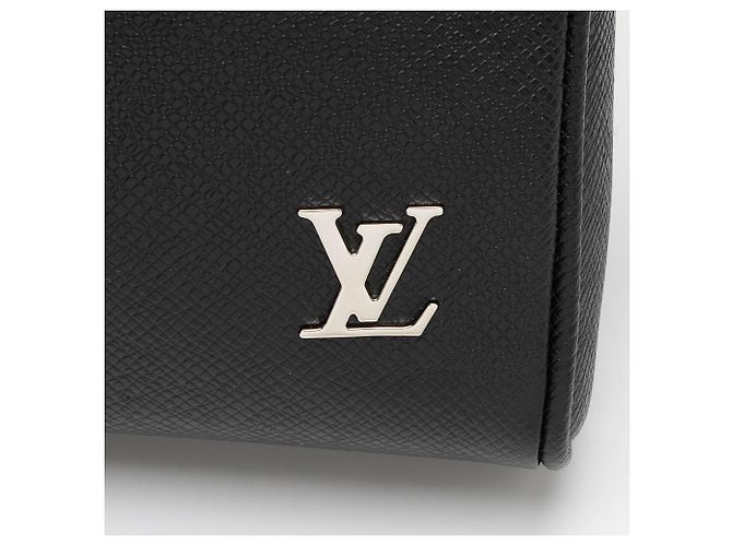 Messenger Alex BB in pelle Taiga Louis Vuitton Nero - vista 9