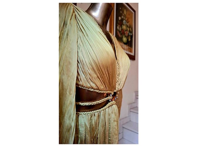 Autre Marque Langes Plissee-Kleid in Gold mit geflochtenem Gürtel Golden - Ansicht 12