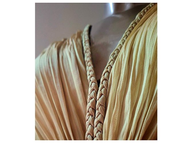 Autre Marque Langes Plissee-Kleid in Gold mit geflochtenem Gürtel Golden - Ansicht 13