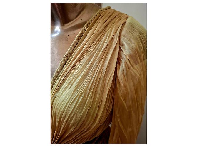 Autre Marque Langes Plissee-Kleid in Gold mit geflochtenem Gürtel Golden - Ansicht 16