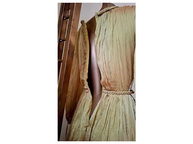 Autre Marque Langes Plissee-Kleid in Gold mit geflochtenem Gürtel Golden - Ansicht 17