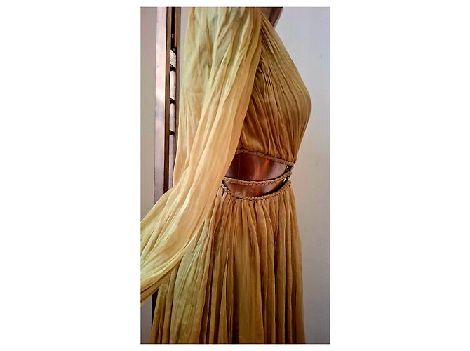 Autre Marque Langes Plissee-Kleid in Gold mit geflochtenem Gürtel Golden - Ansicht 18