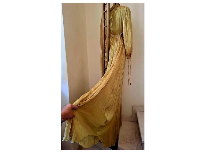 Autre Marque Langes Plissee-Kleid in Gold mit geflochtenem Gürtel Golden - Ansicht 19