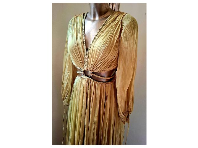 Autre Marque Langes Plissee-Kleid in Gold mit geflochtenem Gürtel Golden - Ansicht 3