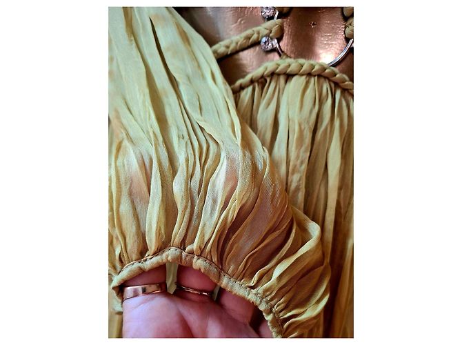 Autre Marque Langes Plissee-Kleid in Gold mit geflochtenem Gürtel Golden - Ansicht 9
