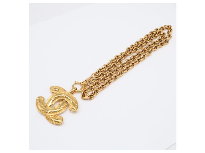 Collana con pendente Chanel Matelassé Gold D'oro - vista 2