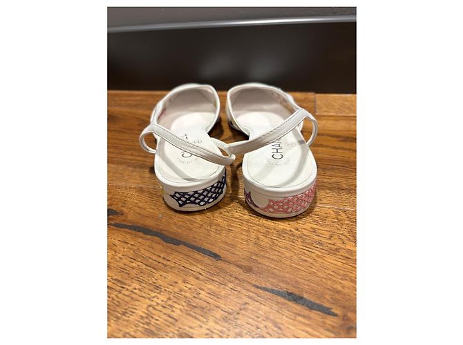 Chanel Ballerine Slingback in Vernice Bianca Ricamata Bianco Multicolore - vista 5