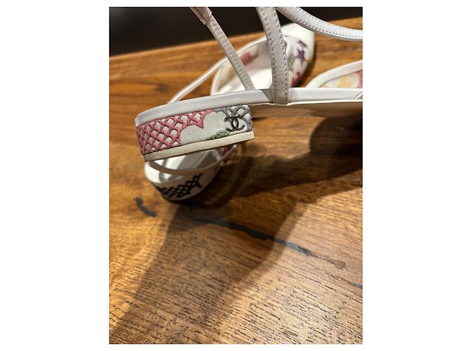 Chanel Ballerine Slingback in Vernice Bianca Ricamata Bianco Multicolore - vista 6