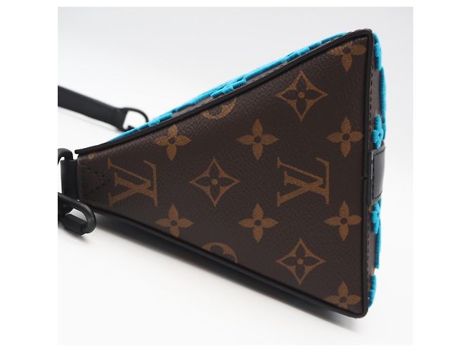 Sac bandoulière Louis Vuitton Monogram Tuffetage Triangle Marron Bleu Beige - vue 4
