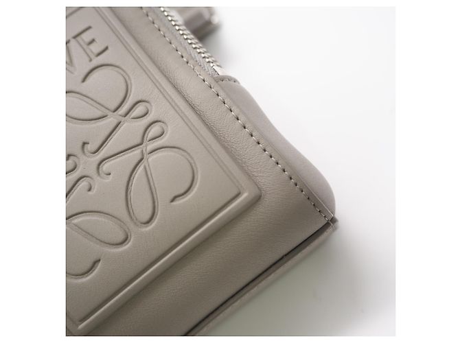 Borsa a tracolla in raso e pelle di vitello Anagram Loewe Marrone - vista 10