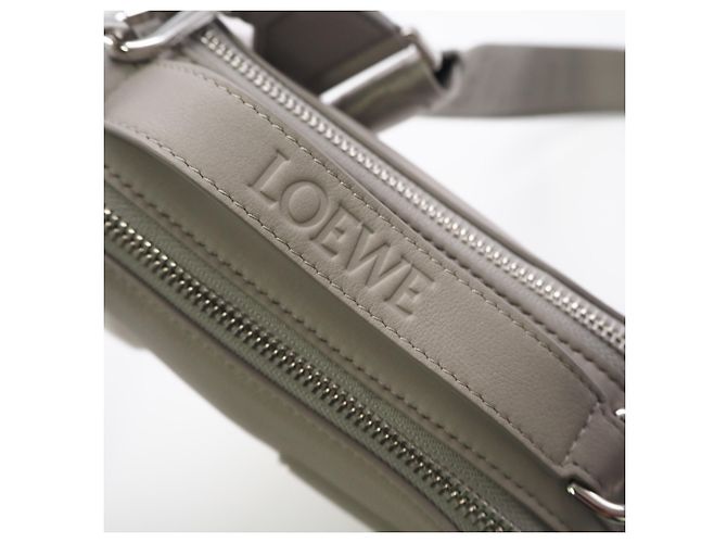 Borsa a tracolla in raso e pelle di vitello Anagram Loewe Marrone - vista 12