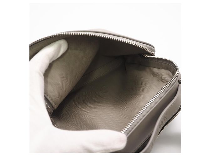 Borsa a tracolla in raso e pelle di vitello Anagram Loewe Marrone - vista 13